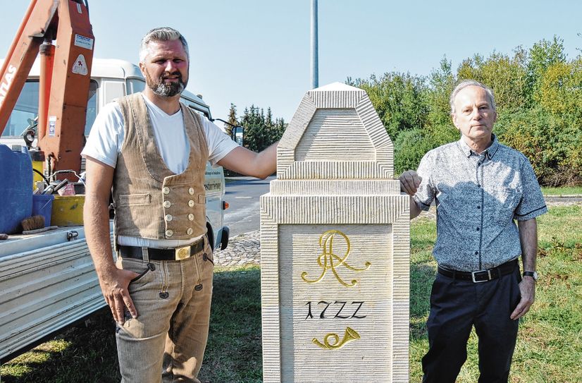 Steinmetzmeister Andreas Hain (l.) und Bernhard Elsner am neuen Viertelmeilenstein an der Hohen Strasse in Großenhain.