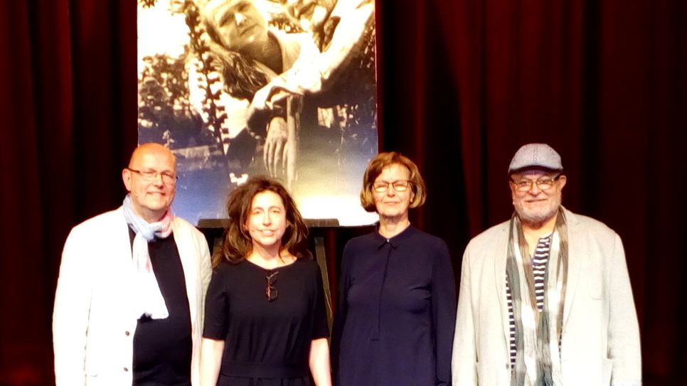 Autor Matthias Stark, Journalistin Annett Igel, die Vorsitzende des Strittmatter-Vereins in Bohsdorf, Renate Brucke, und Schauspieler Michael Becker (v.l.) interpretieren am Samstagabend Texte von Eva und Erwin Strittmatter und erwecken Romanfiguren zum Leben.