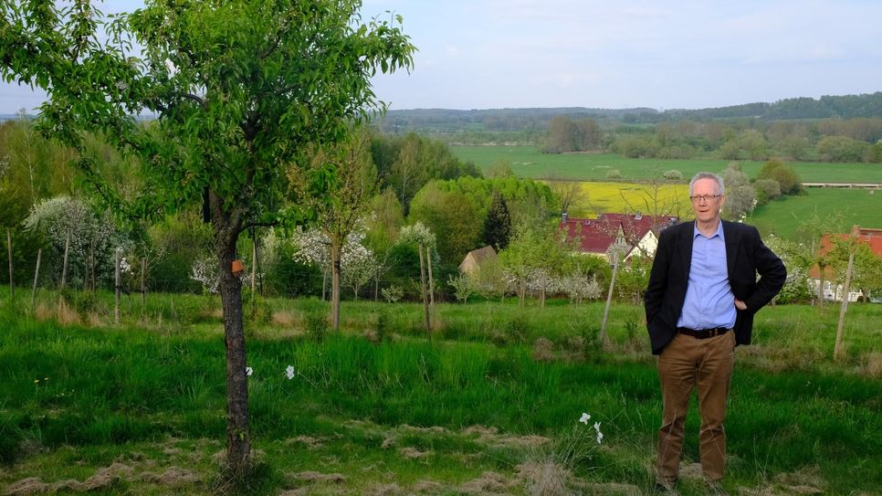 Dr. Michael Schlitt, Vorstandsvorsitzender der Oberlausitz-Stiftung, auf der Streuobstwiese in Leuba.