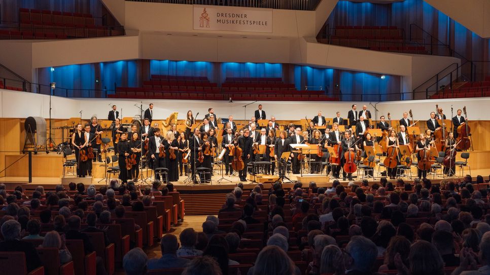 Jan Vogler und das Philharmonia Orchestra aus London bescherten am 4. Juni einen der Höhepunkte der diesjährigen Dresdner Musikfestspiele.