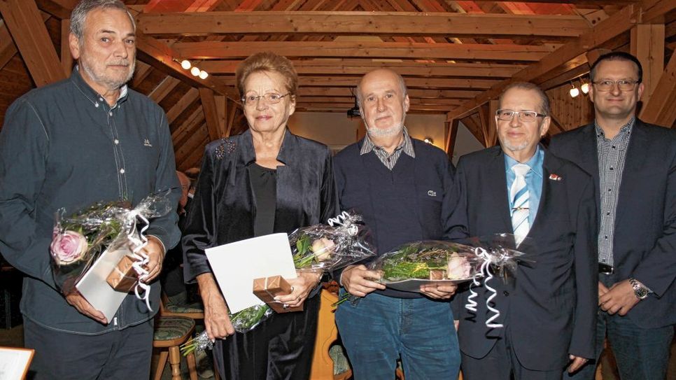 Mit der silbernen Ehrennadel des Landesportbundes Brandenburg wurden ausgezeichnet: Thomas Delliehausen (68), Renate Poetzsch (82) beide Neptiun 08 und Peter Dietze (62) Lok Elsterwerda Kegeln 8 (v.l.). Foto:wit