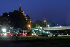 Die erste Technik rückt an, alle herabgestürzten Teile der Brücke müssen vor dem möglichen Hochwasser weg.