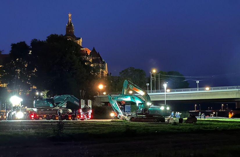 Die erste Technik rückt an, alle herabgestürzten Teile der Brücke müssen vor dem möglichen Hochwasser weg.