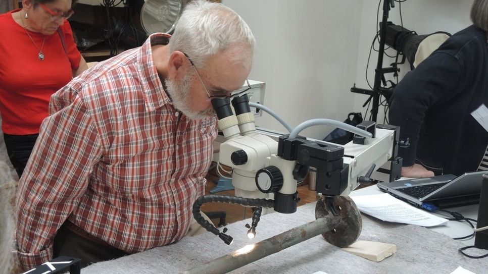 Besucher im Restaurierungsatelier des Landesamtes für Denkmalpflege.