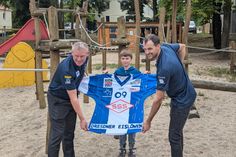 Cheftrainer Niklas Sundblad (li.), Jeremy und Neuzugang Andrew Yogan präsentieren das neue Warm-up-Trikot.