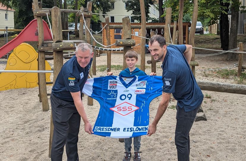 Cheftrainer Niklas Sundblad (li.), Jeremy und Neuzugang Andrew Yogan präsentieren das neue Warm-up-Trikot.