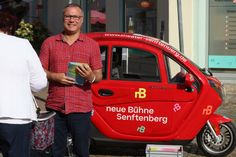 Intendant Daniel Ris machte mit dem Kabinenroller Halt auf dem Senftenberger Markt.