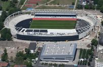 Das neue Heinz-Steyer-Stadion - davor die Ballsportarena.