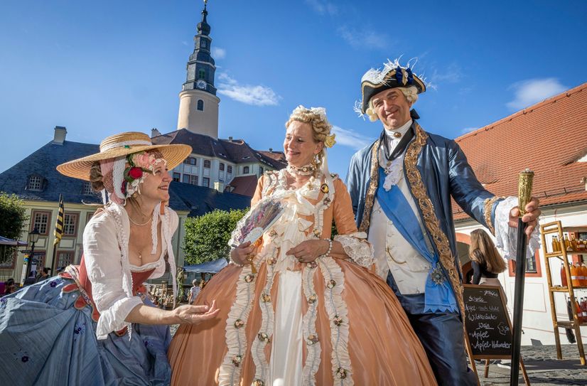 Paula Herold als Schulmademoiselle, Elke Köcher als Gräfin Christiane Elisabeth von Bünau und Rudolf von Bünau als Reichsgraf Heinrich von Bünau (v.l.) vor Schloss Weesenstein.