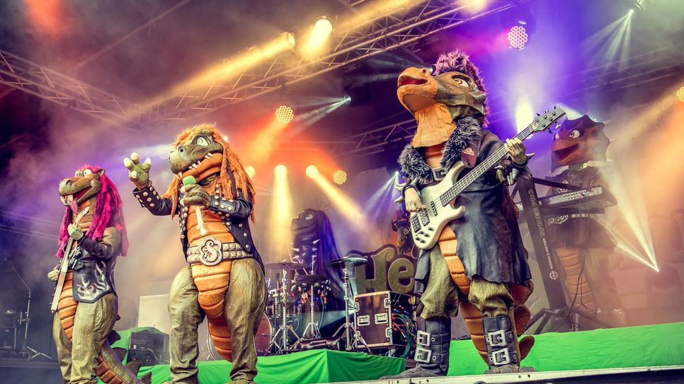 Fünf Profi-Musiker in Dino-Kostümen sorgen für Stimmung auf der Bühne.