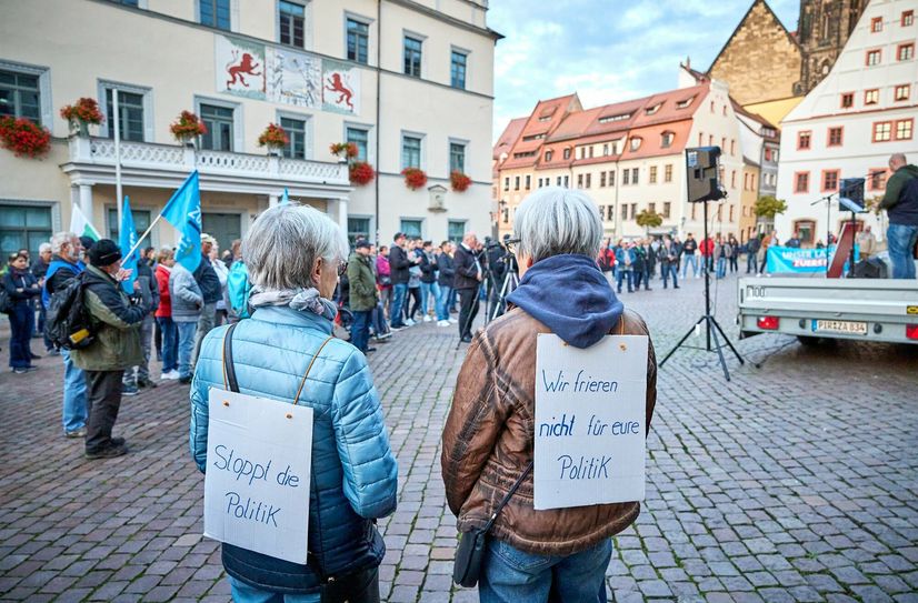 Wird die Energie-Krise die Menschen massenhaft auf die Straße treiben? Bürger demonstrieren bei der Kundgebung »Heißer Herbst statt kalter Winter« auf dem Pirnaer Marktplatz.