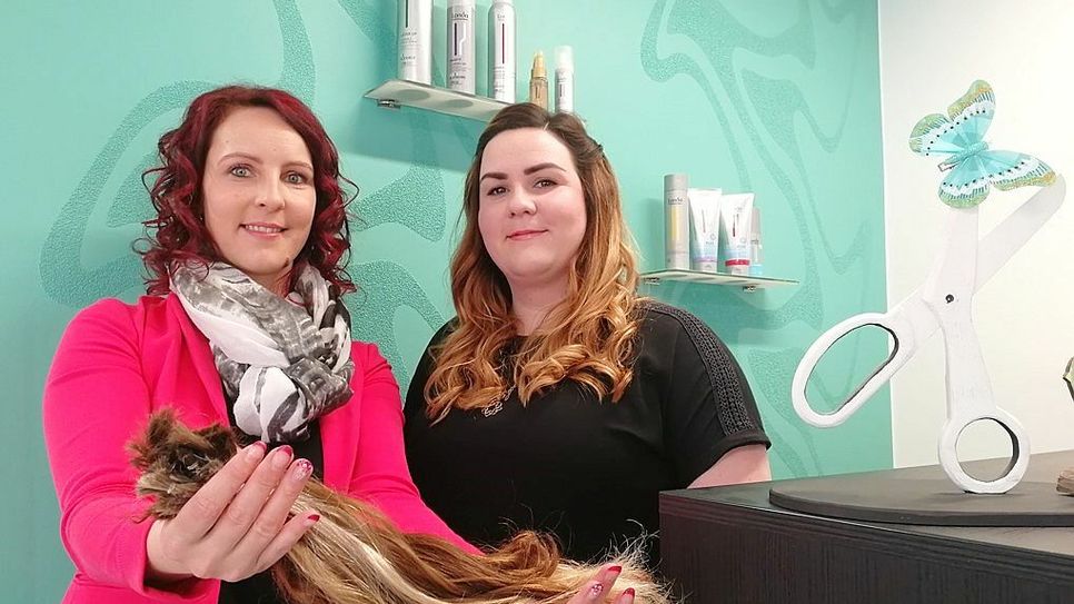 Friseurmeisterin Christin Fischer (l.) und ihre Mitarbeiterin Christin Oehmigen im Salon »Haarstudio mit Herz und Schere« aus Zabeltitz spenden im Auftrag ihrer Kunden die besonders langen Zöpfe an den österreichischen Verein »Die Haarspender« . Dort werden Perücken für kranke Kinder gefertigt und kostenlos abgegeben.