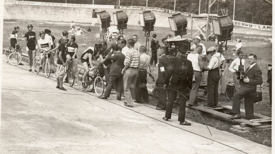 Über 2.000 Komparsen waren bei den Dreharbeiten zum Rühmann-Film „Strich durch die Rechnung“ im Jahr 1932 auf der Forster Radrennbahn mit dabei. Foto/Sammlung Frank Hentschel