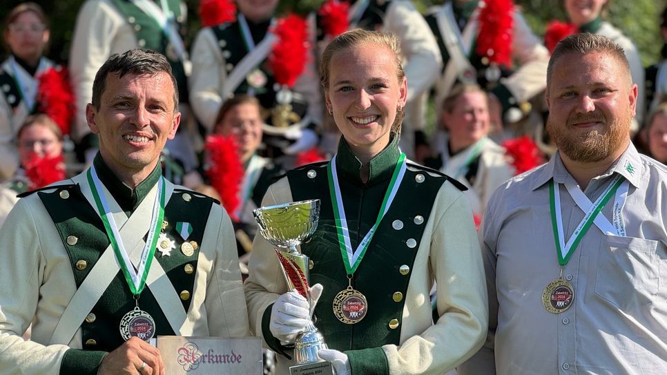 Jens Burkon, Leiter der Abteilung Spielleute im Radeberger Sportverein e.V.; Jeanine-Lisette Eisner, Stabführerin und Leiterin des Erwachsenenzuges, und der Musikalische Leiter, Tom Schwenke (v.l.n.r.).  Foto: Tom Thiele