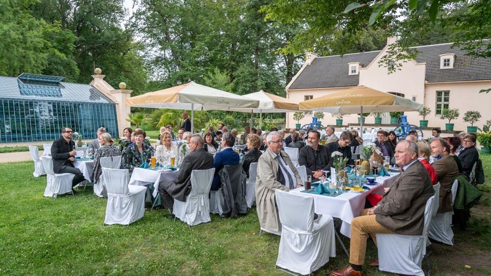 Ämterwechsel des Rotary Club Cottbus in der goldenen Ananas des Branitzer Parks