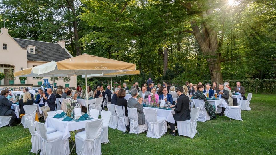 Ämterwechsel des Rotary Club Cottbus in der goldenen Ananas des Branitzer Parks