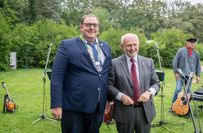 Gerrit Fester (l.) und Heinz-Willhelm Müller (r.) bei der Ämterübergabe des Rotary Club Cottbus.