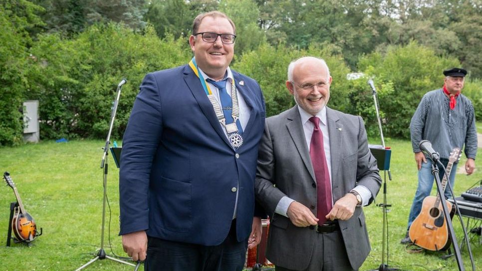 Gerrit Fester (l.) und Heinz-Willhelm Müller (r.) bei der Ämterübergabe des Rotary Club Cottbus.