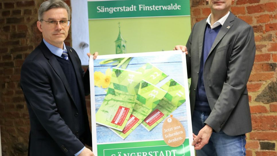 Folgt auf den Sängerstadt-Gutschein, erst kürzlich von Jörg Gampe (l.) vorgestellt, jetzt auch ein Tagesticket für City-Gäste? Foto: ws