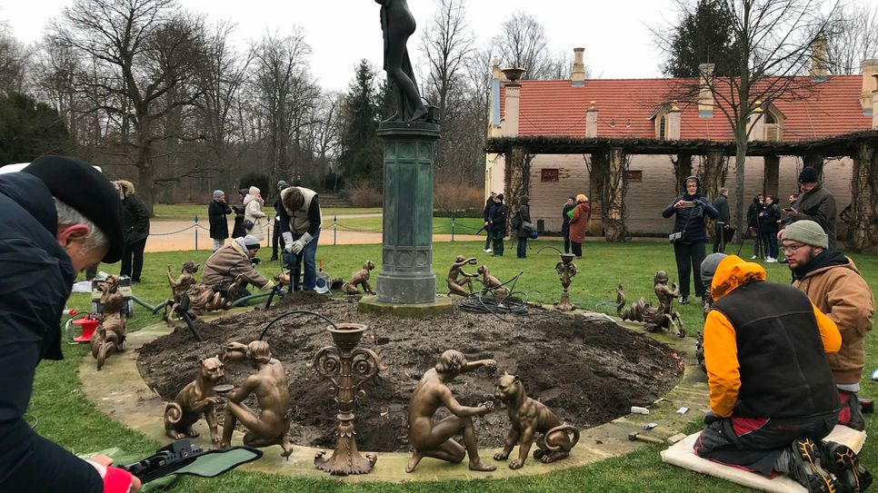 Der Skulpturenschmuck wurde am Venusbeet im Branitzer Park montiert.