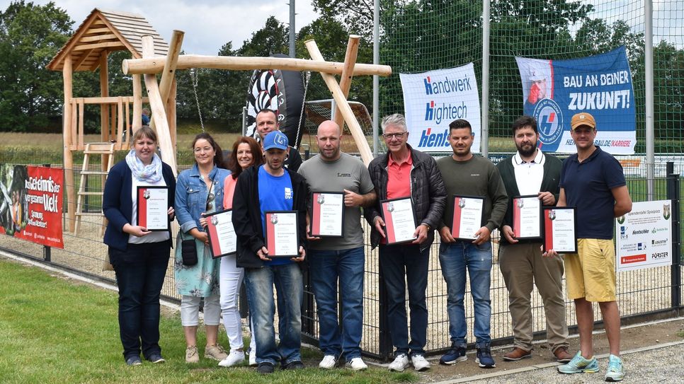 Das Foto zeigt einige der Mitwirkenden, die an der Verwirklichung des Spielplatzes auf dem Vereinsgelände des SV Kleinwelka 1920 e.V. beteiligt waren.