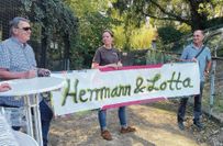 Tierparkchefin Janina Kraemer (M.) und der Förderverein des Tierparks freuen sich über das Engagement der Bäckerei Brade (l.) für die neue Baumstachler.