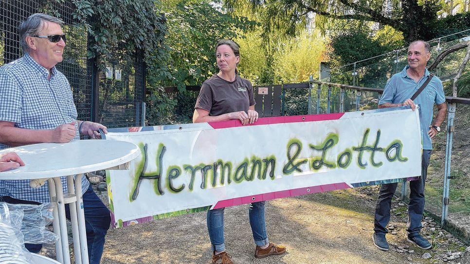 Tierparkchefin Janina Kraemer (M.) und der Förderverein des Tierparks freuen sich über das Engagement der Bäckerei Brade (l.) für die neue Baumstachler.