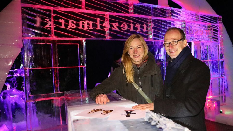 Striezelnacht_Eiswelt_2: Daniela Rathsmann, Ausstellungskoordinatorin der Eiswelt Dresden, zeigt Dr. Robert Franke, Leiter des Amtes für Wirtschaftsförderung, die Vorlagen für die geplanten Eisskulpturen. Foto: Landeshauptstadt Dresden / Tino Plunert