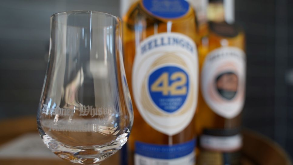 Der erste Whisky der Marke "HELLINGER 42" kommt zum Valentinstag am 14. Februar auf den Markt. Der Verkauf startet zunächst nur online. Fotos: PR/Sender und Empfänger GbR