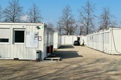 Am Sachsenplatz 10 wurden Container aufgestellt.