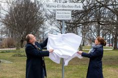 Oberbürgermeister Dirk Hilbert enthüllt am 14. März 2022 zusammen mit Justizministerin Katja Meier das Schild des als Gedenkort eingerichteten "Marwa-El-Sherbini-Parks" am Landgericht Dresden.