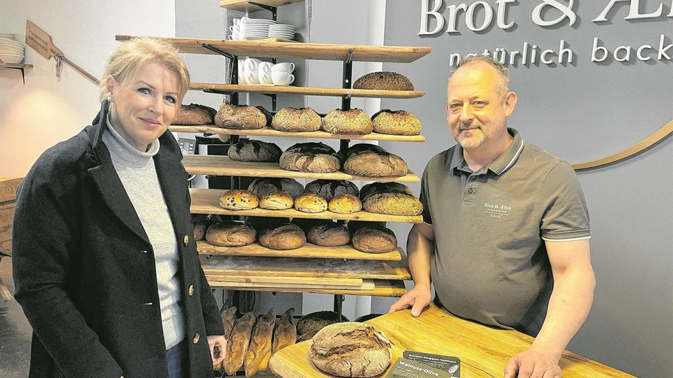 Christine Hauke, Leiterin der Stiftung soziale Projekte Meißen, ist dankbar für die neue Kooperation mit Bäckermeister Chris Jentzsch, Inhaber der Brotmanufaktur »Brot und AEhre«, und für die Beteiligung am Projekt »Gesundes Pausenbrot« für Meißner Schüler.