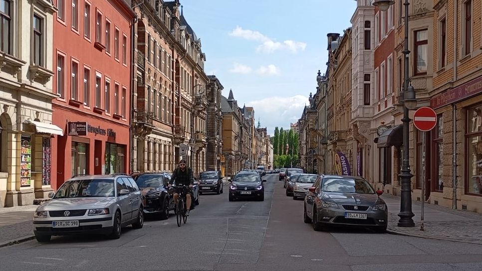 Die schmale Gartenstraße in Pirna ist eine Einbahnstraße, für Autos wie für Fahrräder. Per Verkehrsversuch sollte ursprünglich die zusätzliche Öffnung für  Radverkehr in Gegenrichtung getestet werden.