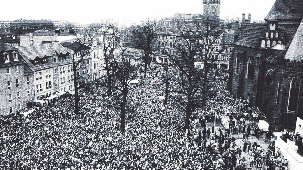 13. März 1990 - Bundeskanzler Kohl verspricht auf dem Oberkirchplatz den Umtauschkurs 1:1. Foto: Erich Schutt