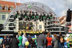 Drei Tage lange hat Löbau das größte Volksfest Sachsens gefeiert. Viele Tausend Besucher kamen in die Stadt, um das vielfältige Programm wie hier auf der Bühne von MDR Sachsen auf dem Altmarkt zu erleben. Foto: Keil