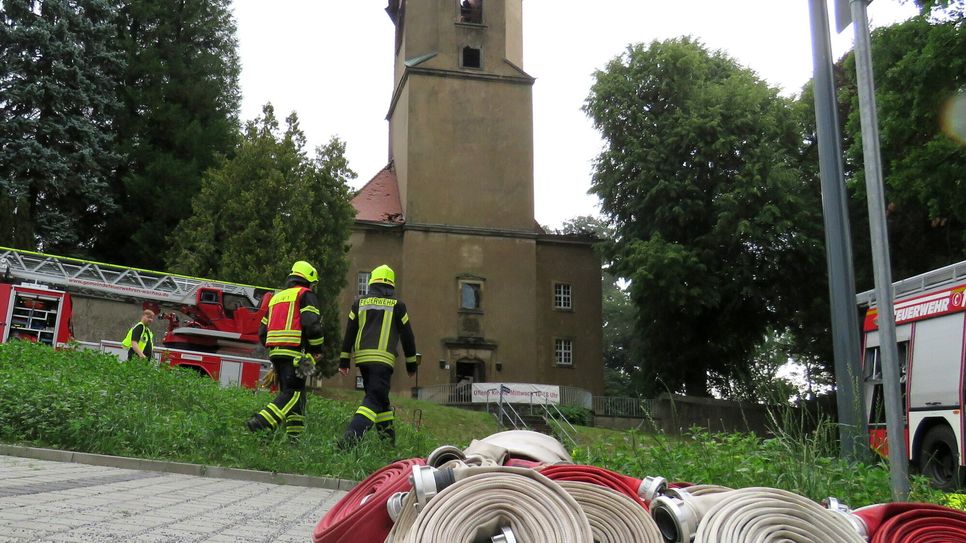 Der Brand in Großröhrsdorf konnte gelöscht werden, aber die Kirche ist ausgebrannt.  Foto: Matthias Stark