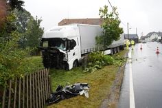 Der LKW kam in einer Böschung auf einem privaten Grundsück zum Stehen.