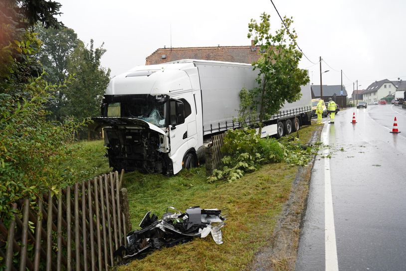 Der LKW kam in einer Böschung auf einem privaten Grundsück zum Stehen.