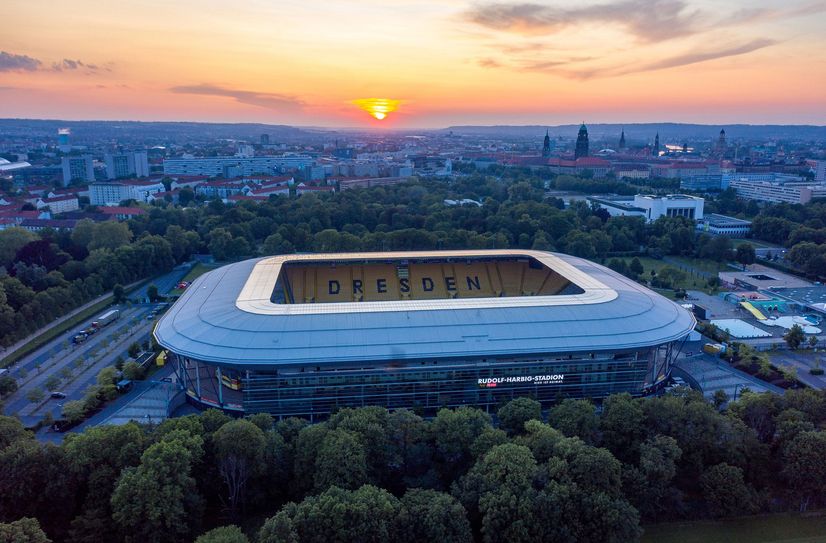 Das Rudolf-Harbig-Stadion Dresden im Sonnenuntergang.