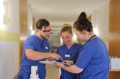 Besprechung auf dem Klinikflur (v.l.): Matthias Werft, Anika Lettau und Julia Fischer vom TrainWeekx-Team. Foto: Schramm