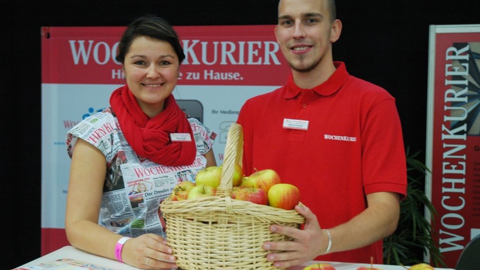 Direkt am Eingang halten Romy Kriegel und Martin Zuchold am WochenKurier-Stand u.a. für alle Besucher eine gesunde Überraschung parat.