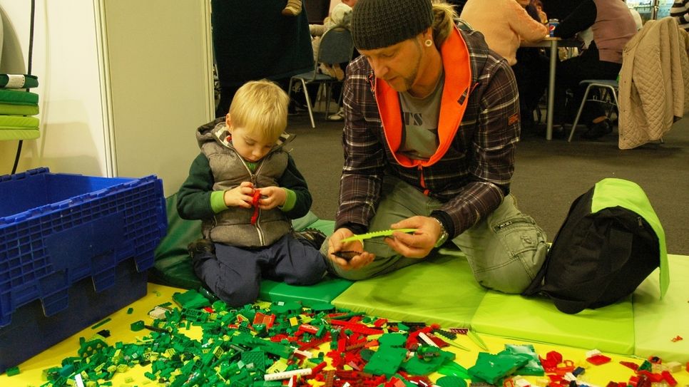 Wenn der Papa mit dem Sohne – dann sind sie sicherlich am Stand des Pflegedienstes Calando zu finden. Dort entsteht ein Lego-Kunstwerk.