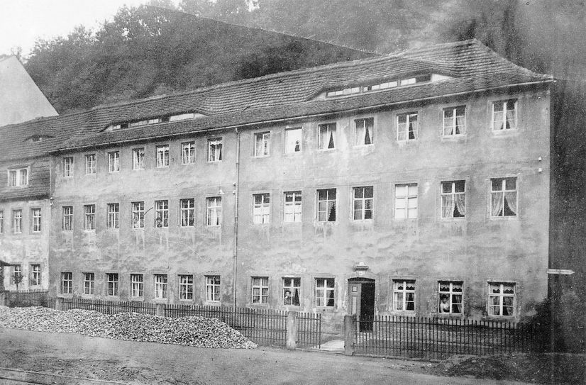 Das ehemalige Firmengebäude von Adolf Schneider in der Dresdner Straße 9 in Glashütte (Gebäudefoto von 1945).