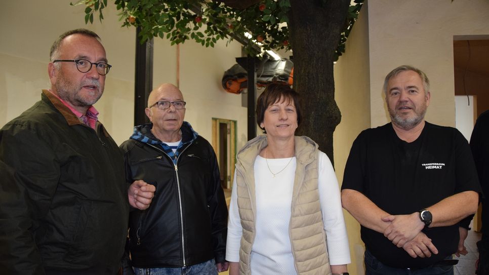 Dr. Jens Baumann, der stellvertretende Vorsitzende des Landesverbandes der Vertriebenen Dr. Manfred Hellmund, Claudia Florian und Frank Hirche stehen im zweiten Teil der Dauerausstellung.