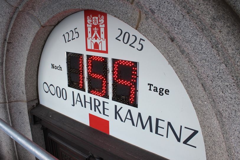 Am 22. September steht hier die magische Zahl 100 am Kamenzer Rathaus.