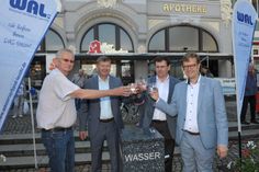 Lutz Harp (Brunnenbauer), Siegurd Heinze (Landrat OSL), Christoph Maschek (Verbandsvorsteher WAL) und Andreas Pfeiffer (Bürgermeister Senftenberg) eröffnen den Trinkbrunnen auf dem Markt und stoßen mit einem Glas Wasser an.