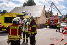 Die Kameraden der Frewilligen Feuerwehr konnten ein Übergreifen des Feuers auf den Dachstuhl verhindern. Foto: Rocci Klein