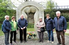 Pirnaer Bürger am Denkmal "Allen Opfern von Krieg, Gewalt und Vertreibung."