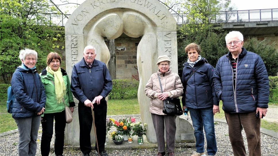 Pirnaer Bürger am Denkmal "Allen Opfern von Krieg, Gewalt und Vertreibung."