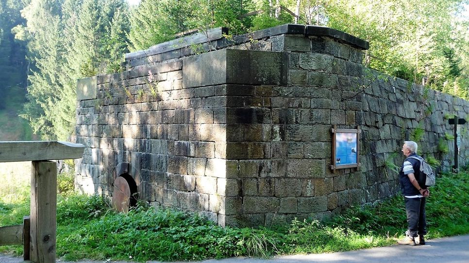 Die 1973 gesprengte Bahnbrücke in Teichhaus.